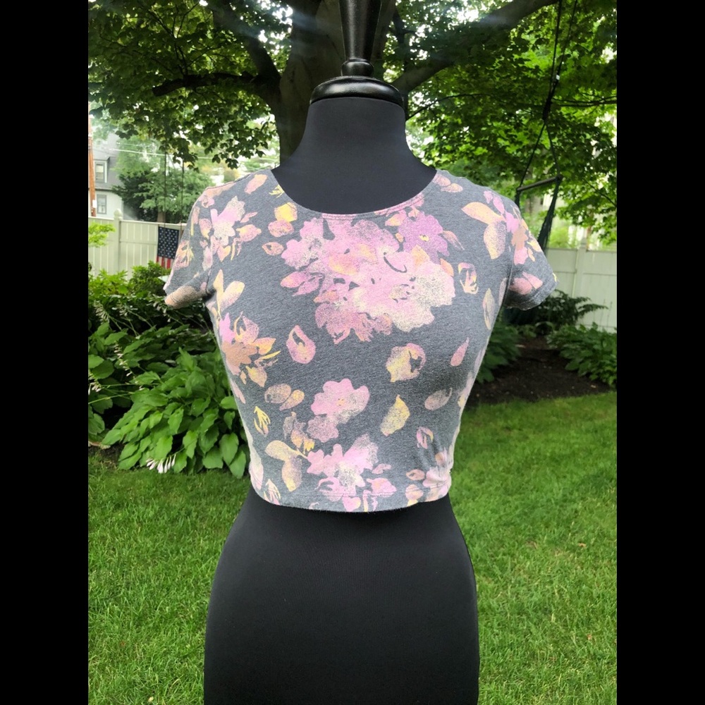 Gray floral Garage crop tee